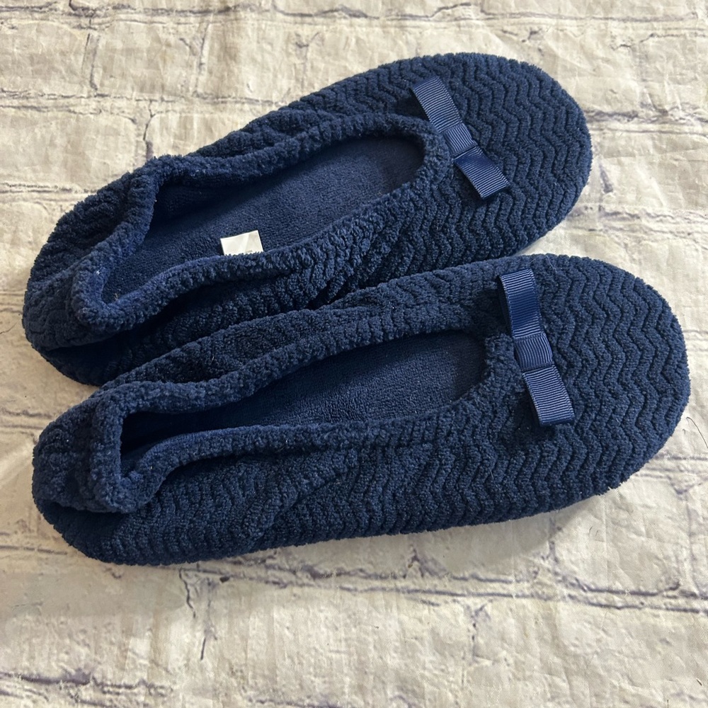 ISOTONER NAVY WITH BOW TOE TEXTURED SLIPPERS RETRO CHIC WOMEN’S SIZE M/6.5-7.5